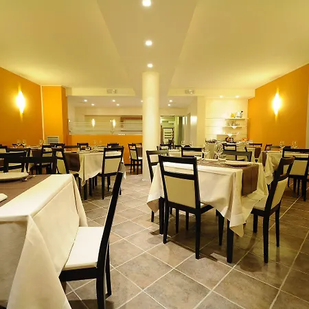 Hotel Leon Bianco Gonàrs